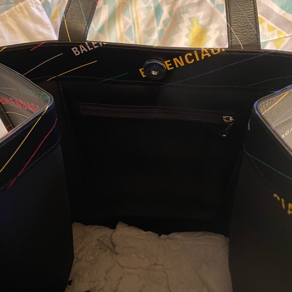 BRAND NEW BALENCIAGA 🌟 BLACK LEATHER MULTICOLORED LOGO TOTE BAG 👜!! - Picture 7 of 9